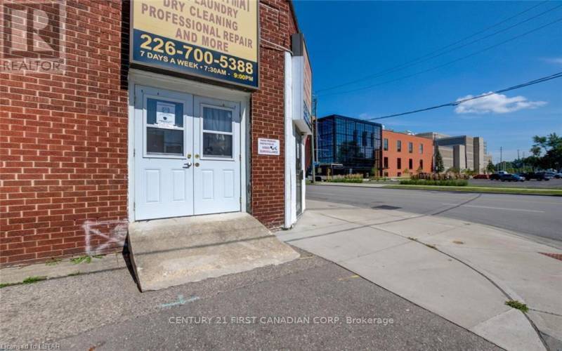 1062 Dundas Street, London, Ontario N5W3A6, ,Retail,For Sale,Dundas,X7387926